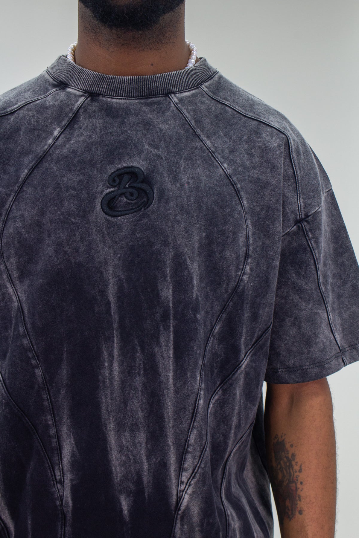 Camiseta Boxy Ondas Acid Wash Black - modelo