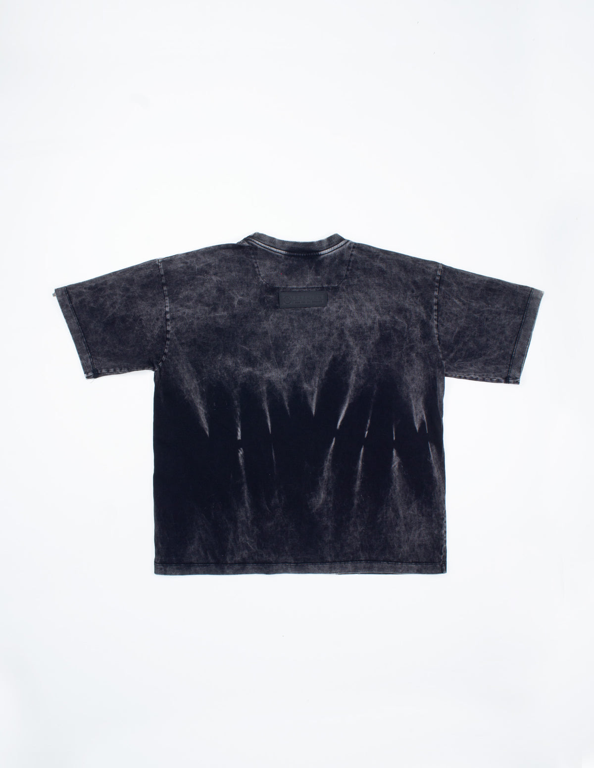 Camiseta Boxy Ondas Acid Wash Black en modelo